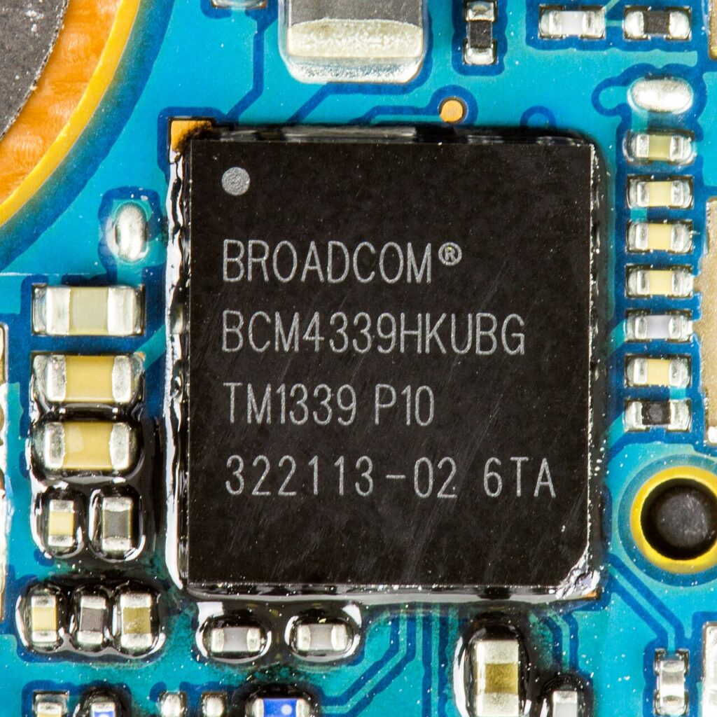 파란 회로기판 위에 장착된 브로드컴 BCM4339HKUBG 칩의 확대 사진