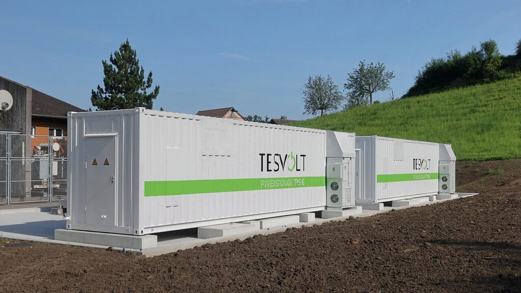 TESVOLT 로고가 표시된 흰색 컨테이너형 에너지 저장 설비 두 대