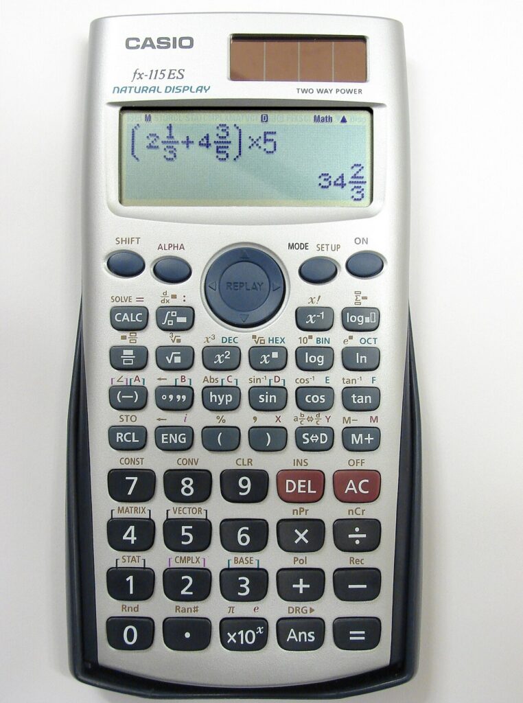 분수 계산식이 화면에 표시된 카시오 fx-115ES 공학용 계산기와 괄호·거듭제곱 키