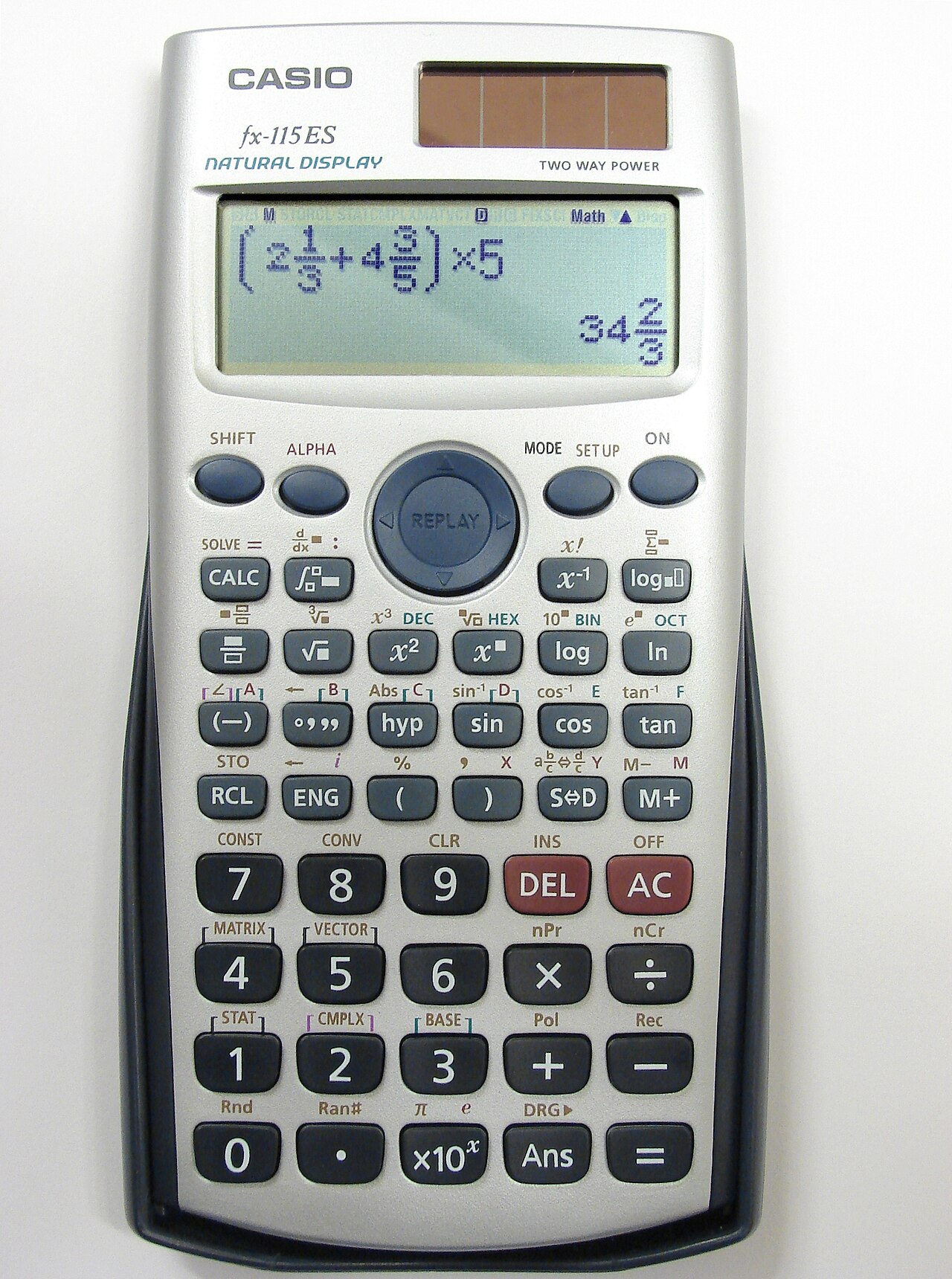 분수 계산식이 화면에 표시된 카시오 fx-115ES 공학용 계산기와 괄호·거듭제곱 키